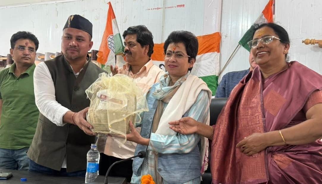 ज्योतिर्मठ में कार्यकर्ताओं से मुलाकात करती कांग्रेस प्रदेश प्रभारी कुमारी सैलजा। जागरुक  पाठक
