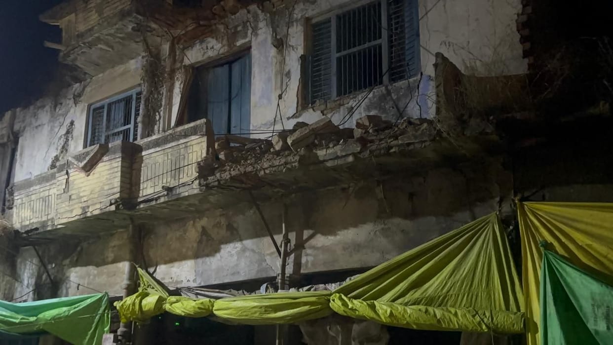 The balcony of a dilapidated house collapsed, killing a vegetable vendor