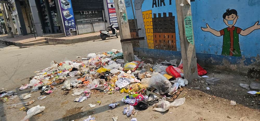 कर्ण कैनाल में सफाई कर्मचारियों की हड़ताल के दौरान फैली गंदगी। संवाद