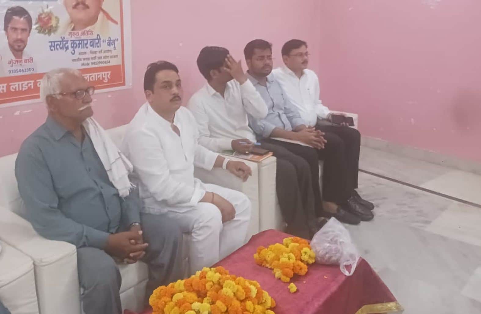  करौंदिया मोहल्ले में जनसुनवाई के लिए बैठे आयोग के सदस्य। स्रोत- सूचना विभाग