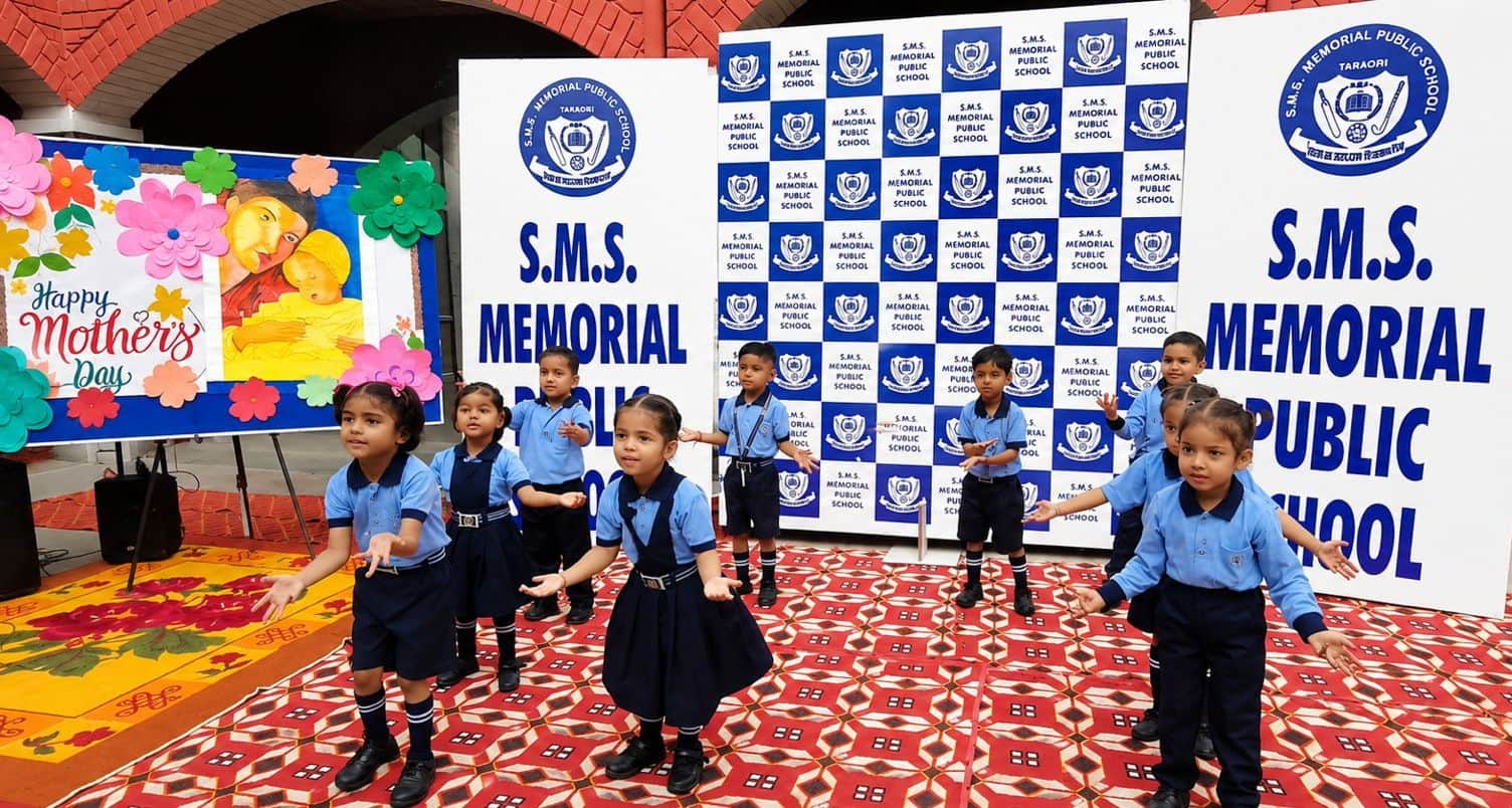 कार्यक्रम में भाग लेते एस.एम.एस. मेमोरियल पब्लिक स्कूल के बच्चे। संस्थान