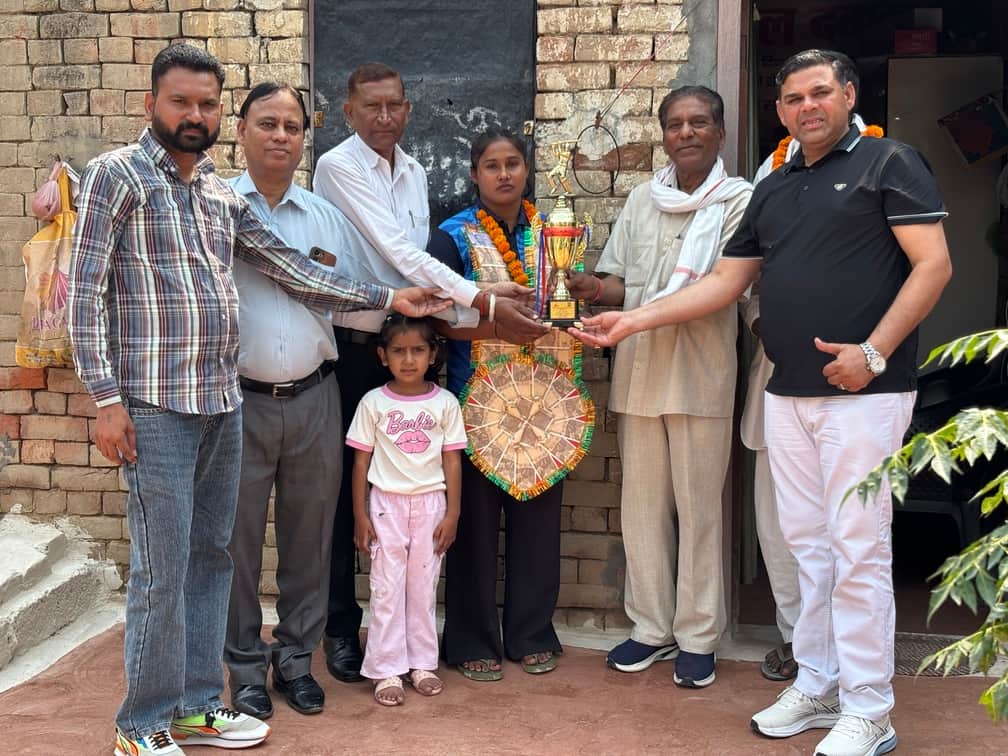 खिलाड़ी मुस्कान को सम्मानित करते वाल्मीकि एजूकेशन सोसाइटी के सदस्य। समाज