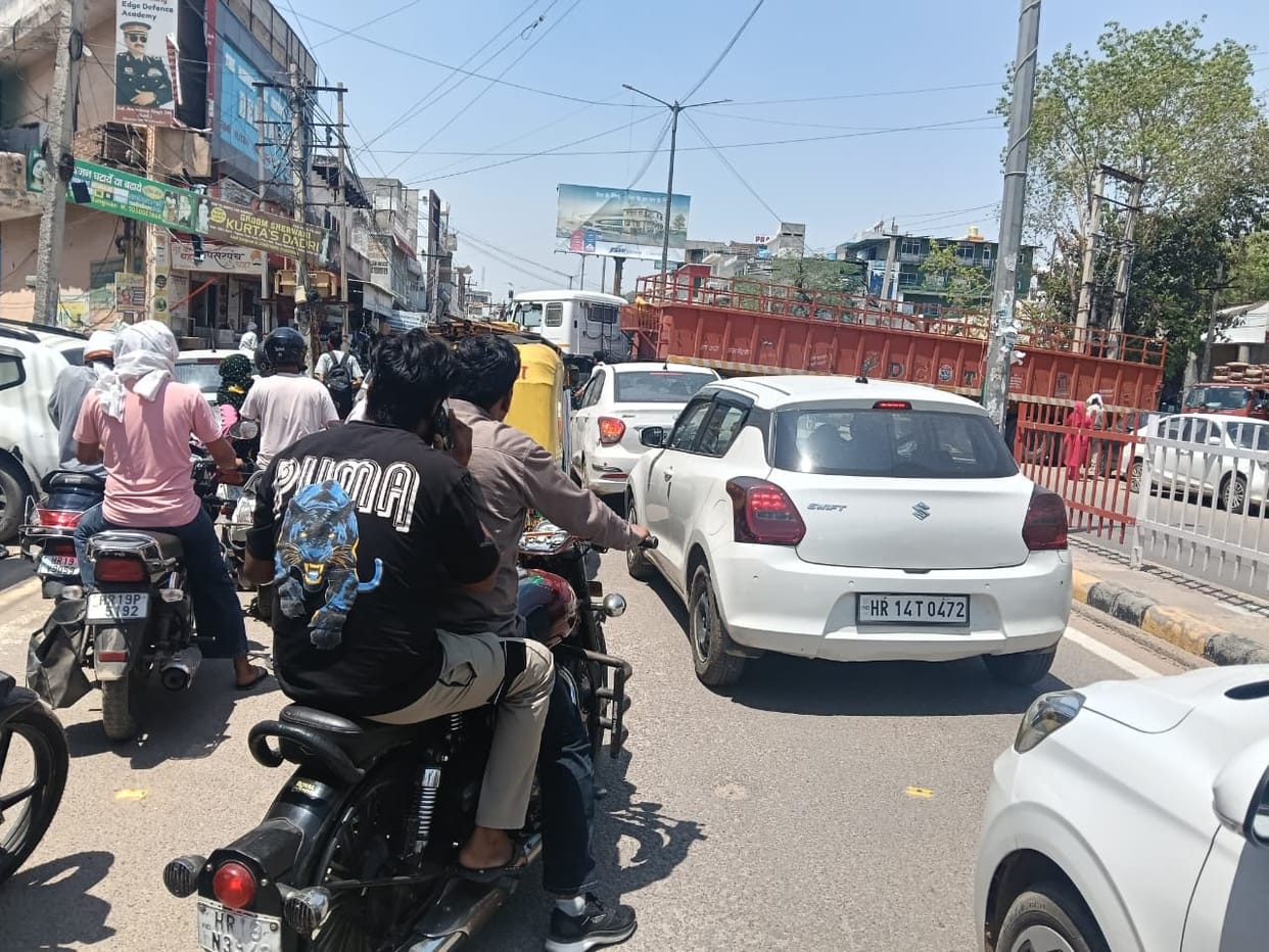 Road narrowed due to encroachment, pedestrians' troubles increased due to heavy vehicles, demand to shift the warehouse to an outer area