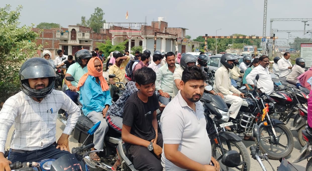 People were stuck in traffic jam for 40 minutes due to the closure of the gate.