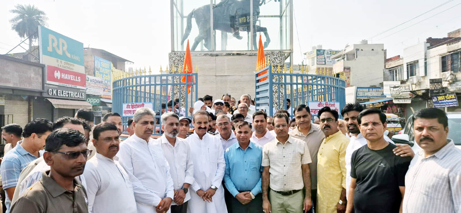 महाराणा प्रताप चौक पर महाराणा प्रताप जी की प्रतिमा पर पुष्प अपित करने के बाद राजपूत समाज के लोग
