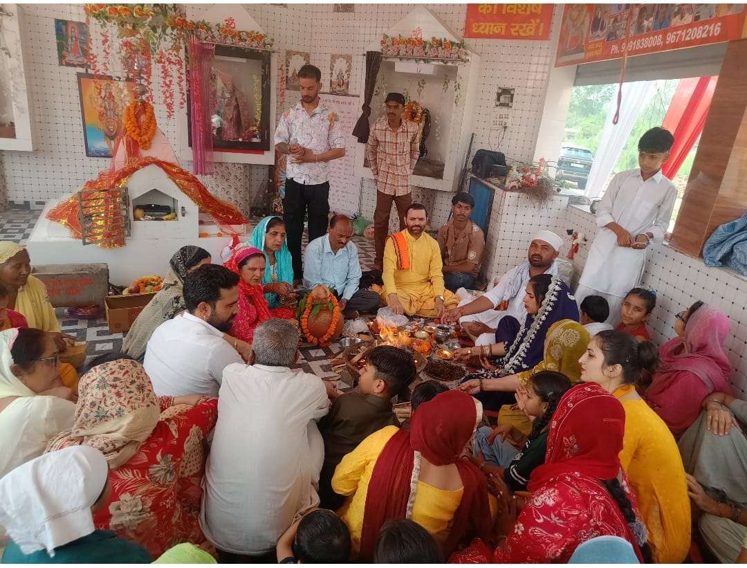 Kali Mata idol installed, people gathered in procession