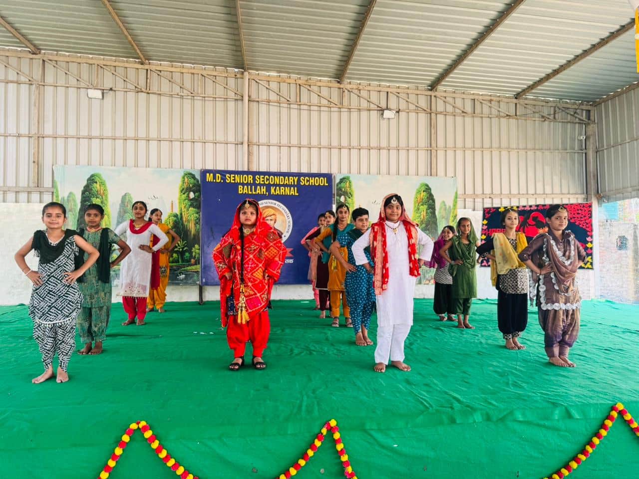 मातृ दिवस पर आयोजित कार्यक्रम में भाग लेती एमडी स्कूल बल्ला की छात्राएं । संस्थान