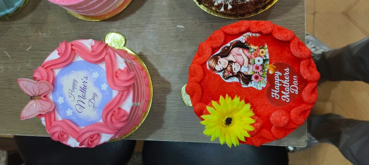 Cakes with mother's picture became the center of attraction