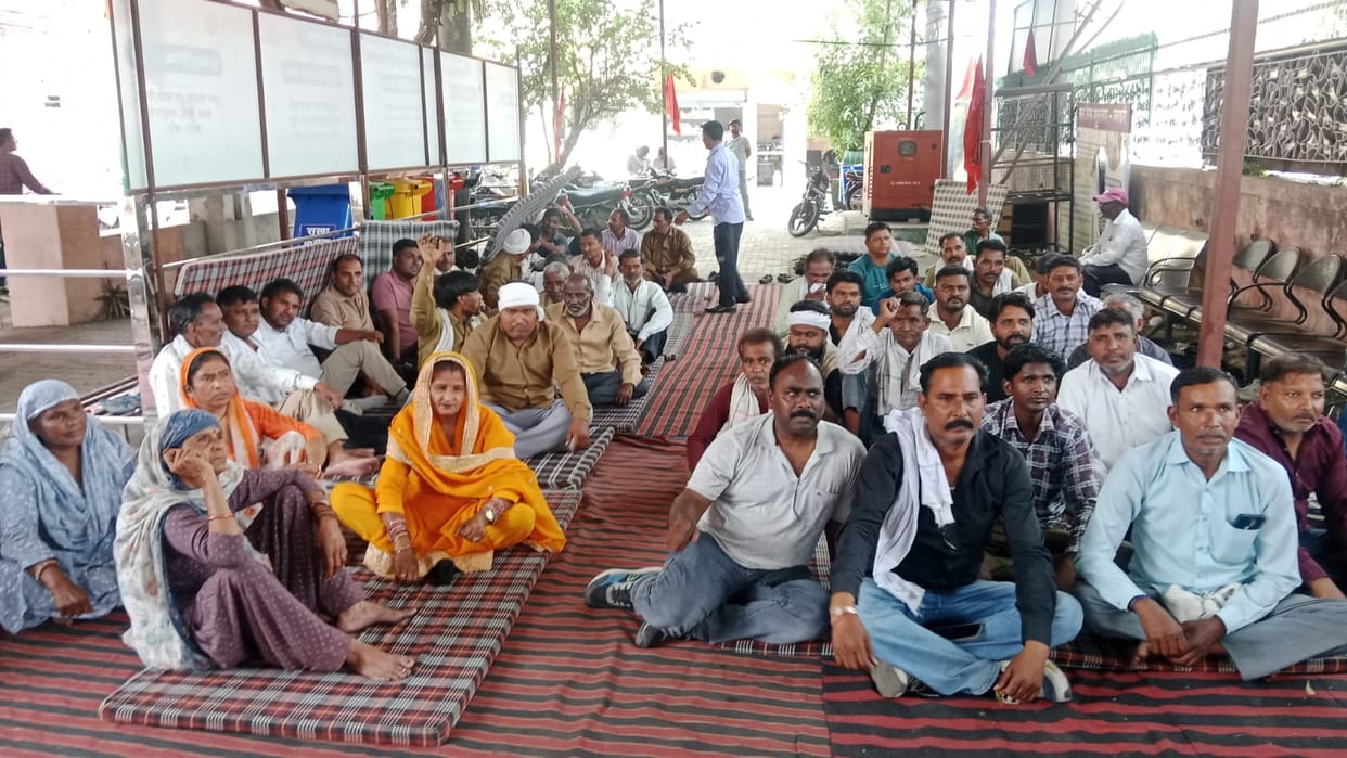 Piles of garbage mount in the city due to the sanitation workers' strike