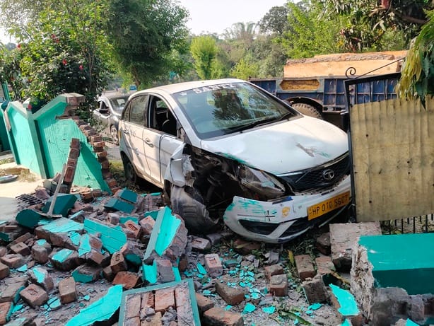 A high-speed taxi collided with a house wall, a major accident was averted.