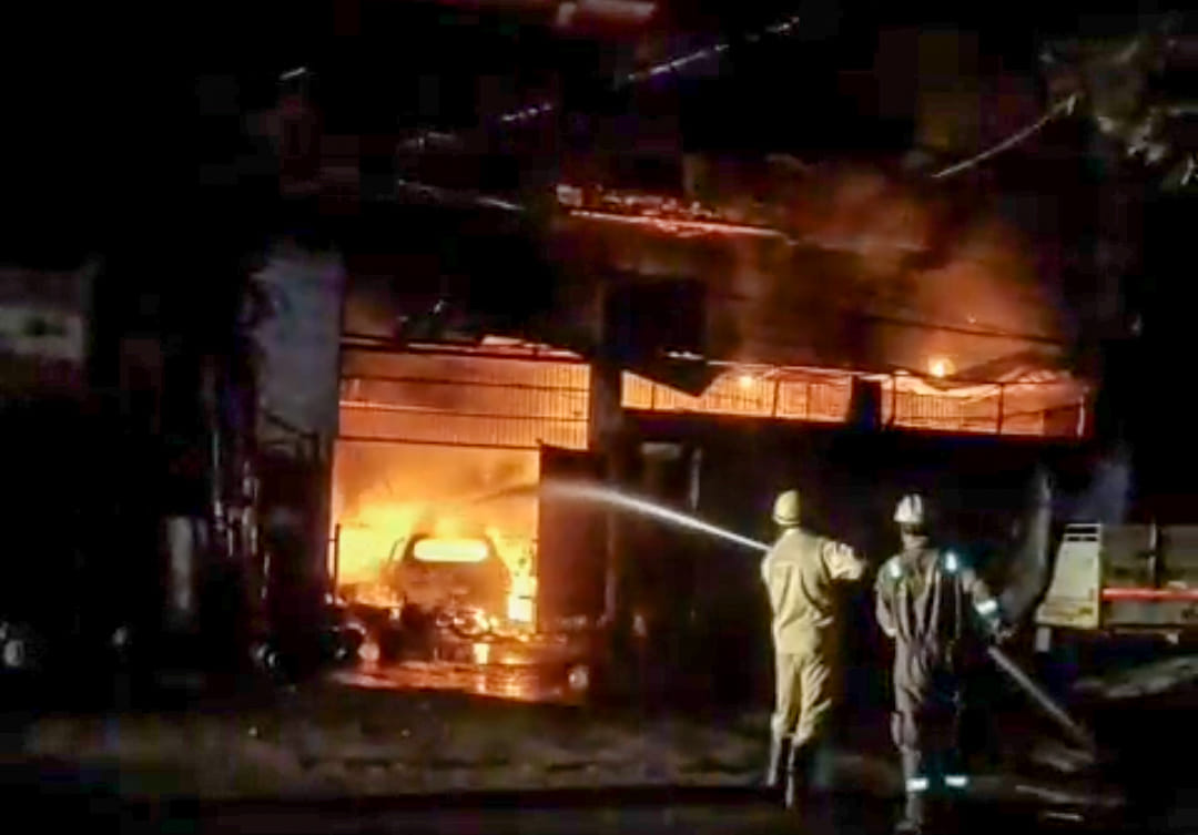 A massive fire broke out near Thane station; a fireman and a security guard died