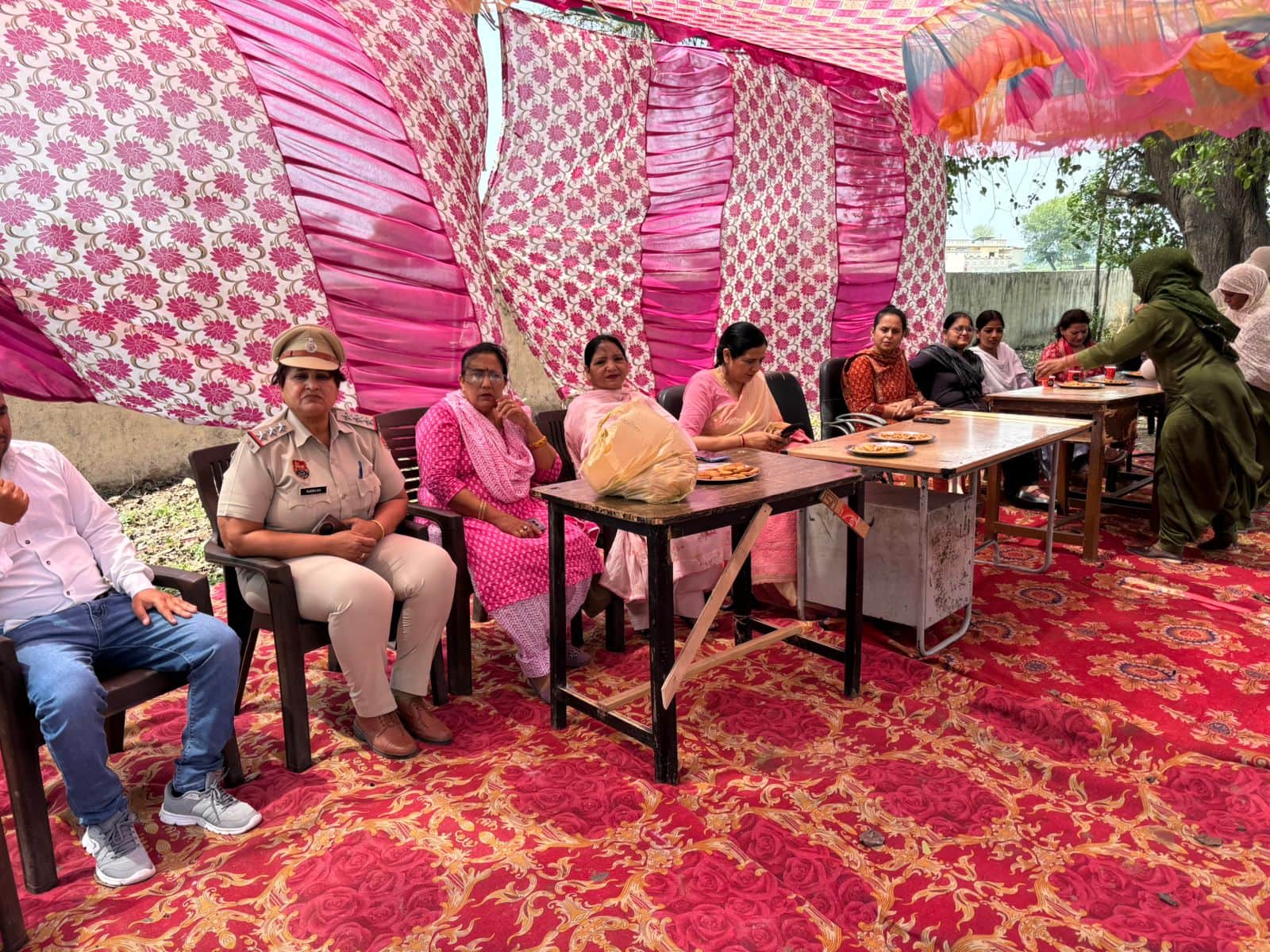 राजकीय माध्यमिक विद्यालय गढ़ी गुजरान में आयोजित कार्यक्रम में जानकारी देते खंड शिक्षा अधिकारी ग