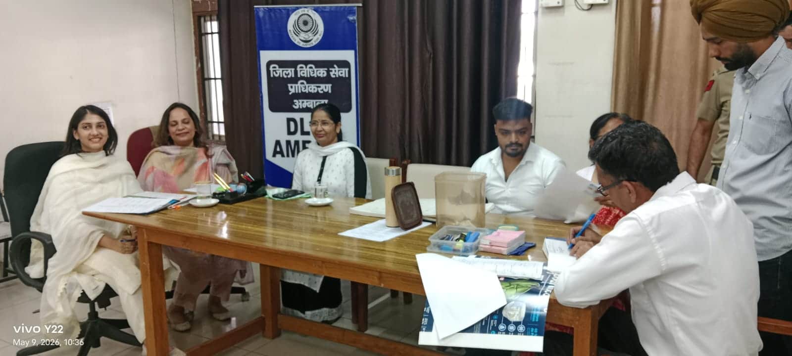 राष्ट्रीय लोक अदालत में जेएमआईसी श्रेया बंसल की कोर्ट में मौजूद न्यायधिकारी व शिकायतकर्ता। सं