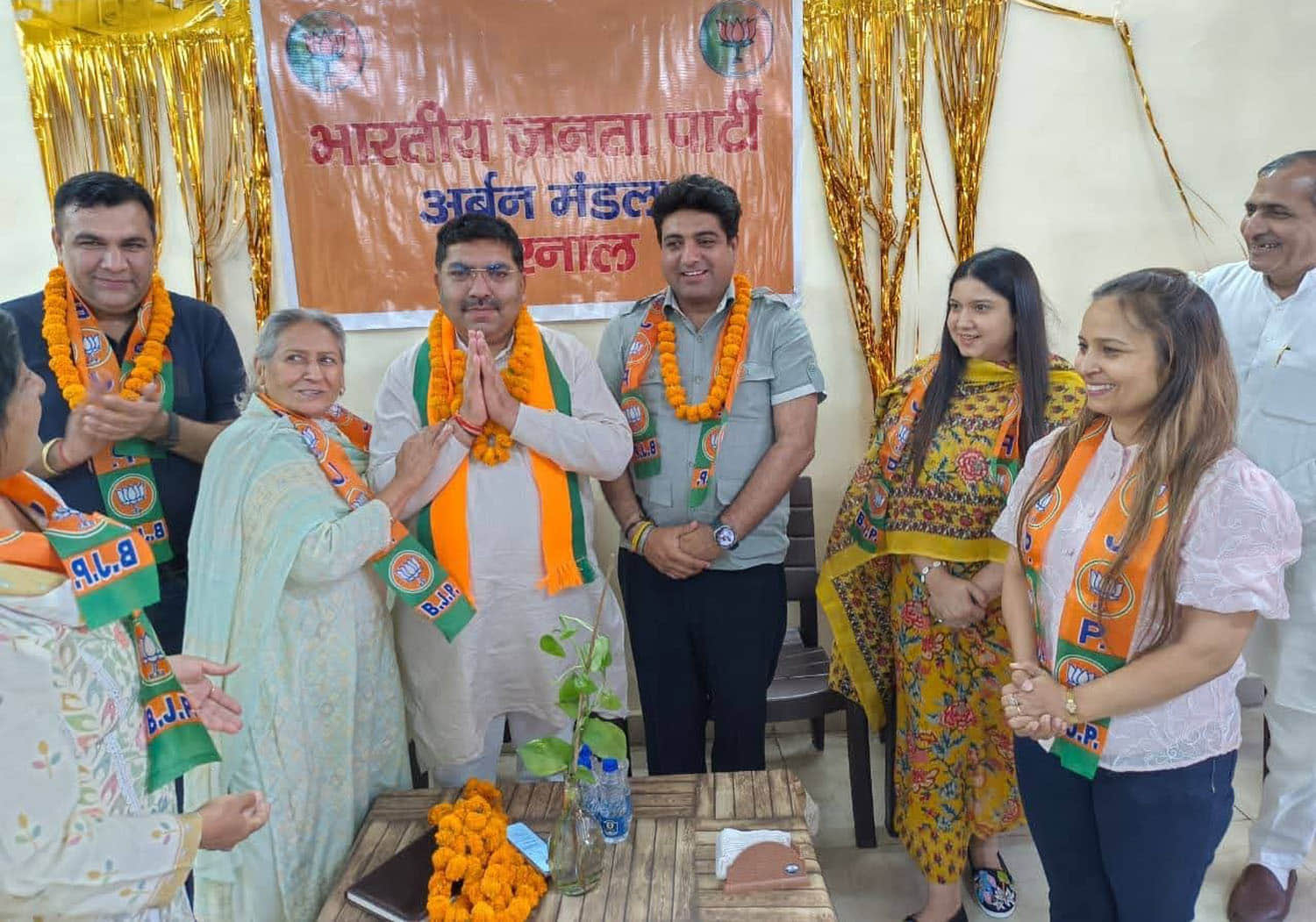 सेक्टर-6 स्थित कम्युनिटी सेंटर में आयोजित कार्यक्रम में शामिल भाजपा के जिलाध्यक्ष प्रवीण लाठर औ
