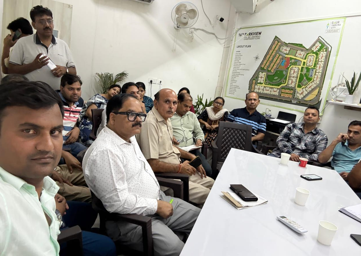 A heated argument broke out between residents and the management at Gaur Yamuna City.