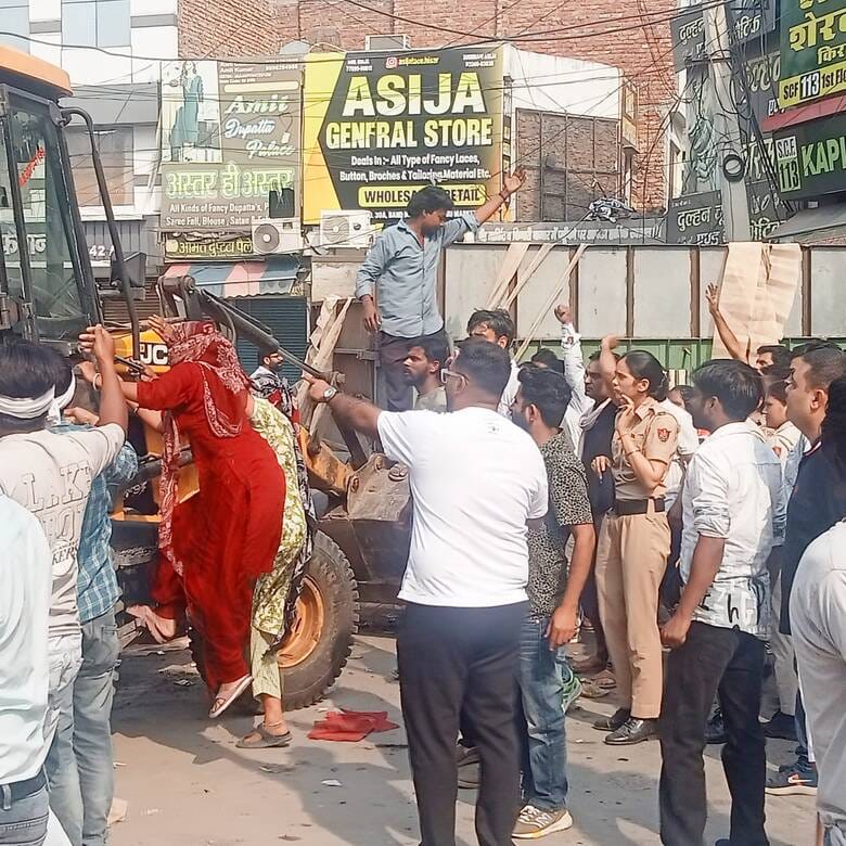 Even police and commandos could not get the garbage removed, sanitation workers stopped the trolley and emptied it on the road.