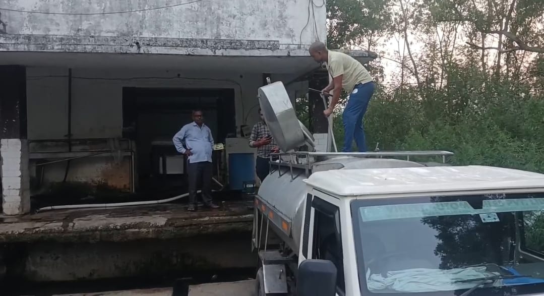 टैंकर में लाए गए दूध को मिलाकर जांच करता डयेरी का कर्मचारी। स्रोत संवाद