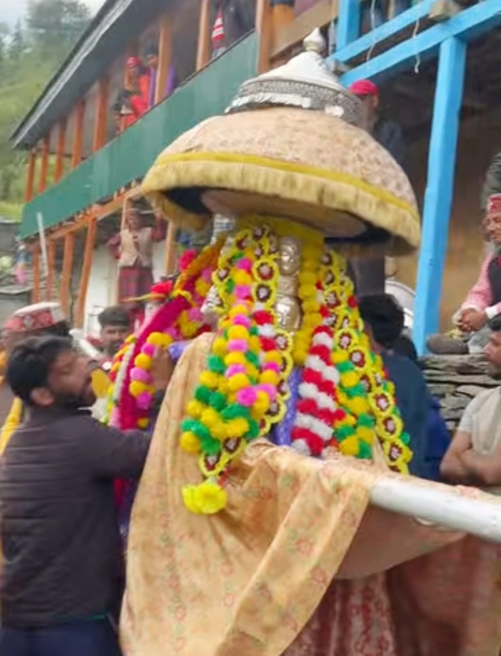 The deity Shangdi arrived in Dandhar to bless the bride and groom.