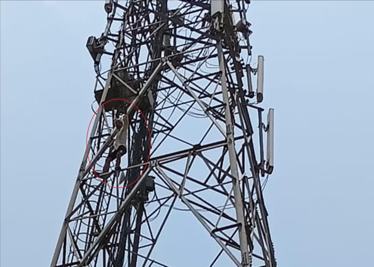 Youth Climbs Tower After Not Receiving Payment for Three Quintals of Steel Bars