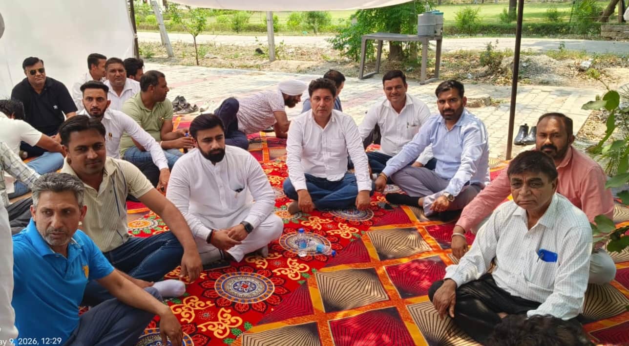 धरने पर बैठे बार एसोसिएशन असंध के अधिवक्ता । संवाद