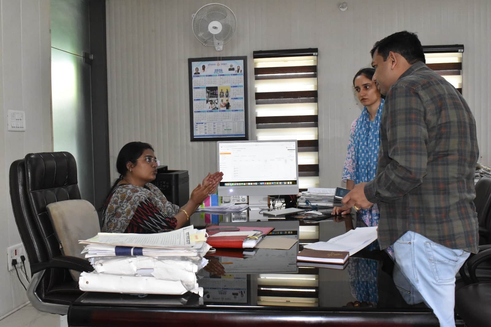 अधिकारी को  जनगणना तेजी से करने के लिए निर्दश देती जनगणना अधिकारी डॉ. वैशाली शर्मा । प्रवक्ता