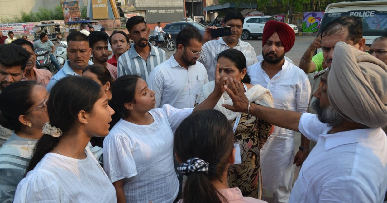 BJP and Congress supporters clashed in Ward 8 and created a ruckus.