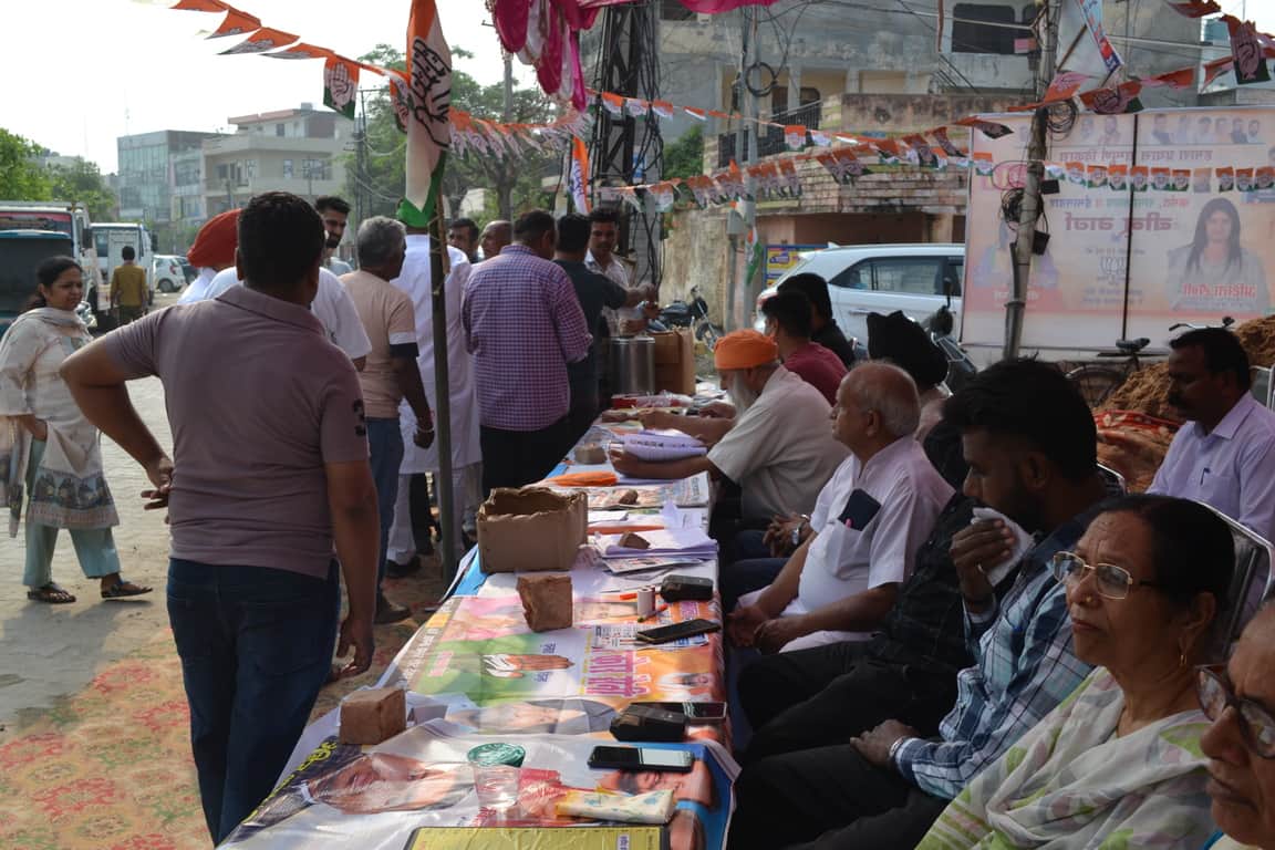 अंबाला। नगर निगम  चुनाव के दौरान मॉडल टाउन के मतदान केंद्र के बाहर सभी पार्टियों के बने बूथ सुब