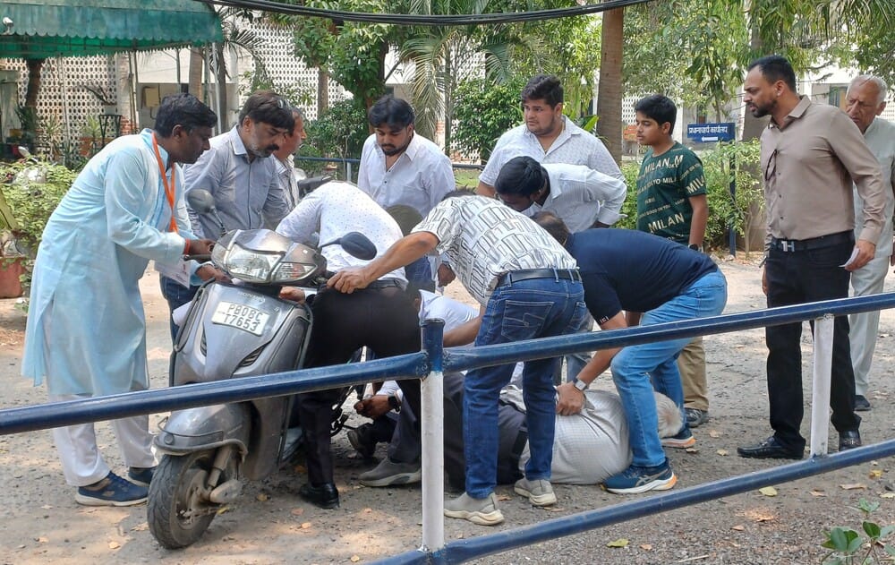The leg of an elderly man who had gone to vote got stuck in the wheel of an Activa.