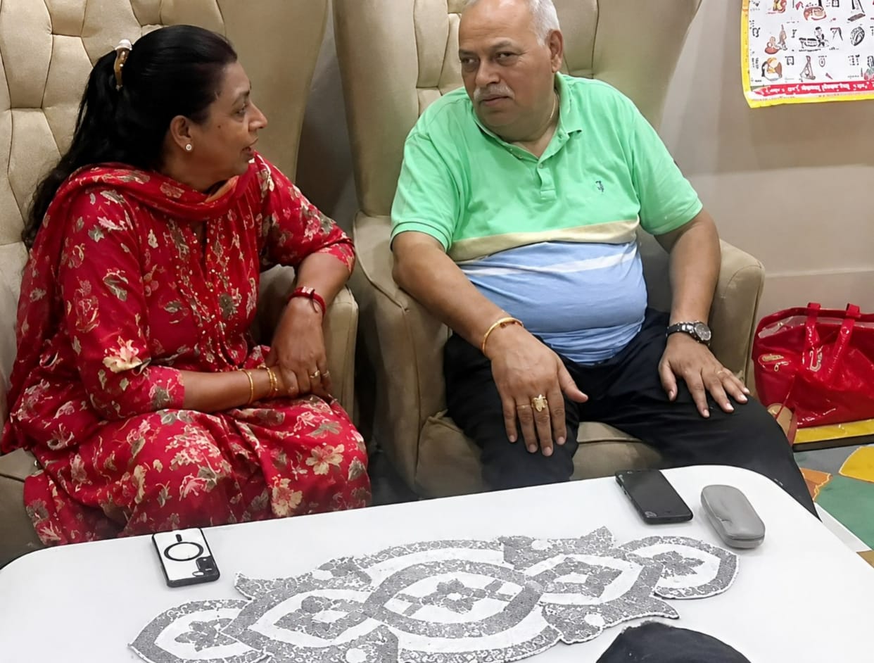 BJP candidate goes on tour with family, Congress eyes fixed on strong room