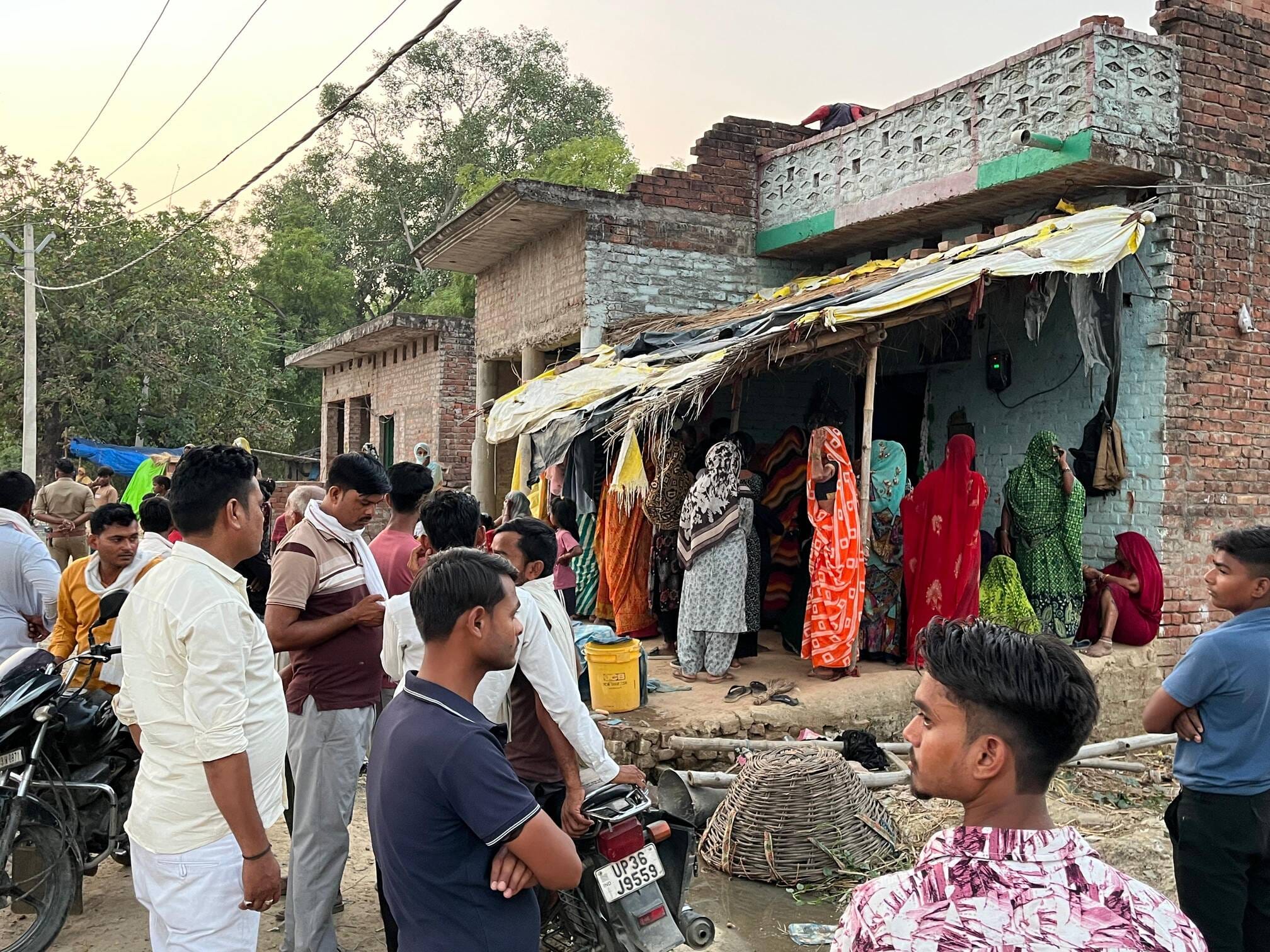 बड़ा अड़हरा गांव में किशोरी की मौत के बाद मौके पर जुटी भीड़, जांच करती पुलिस। संवाद