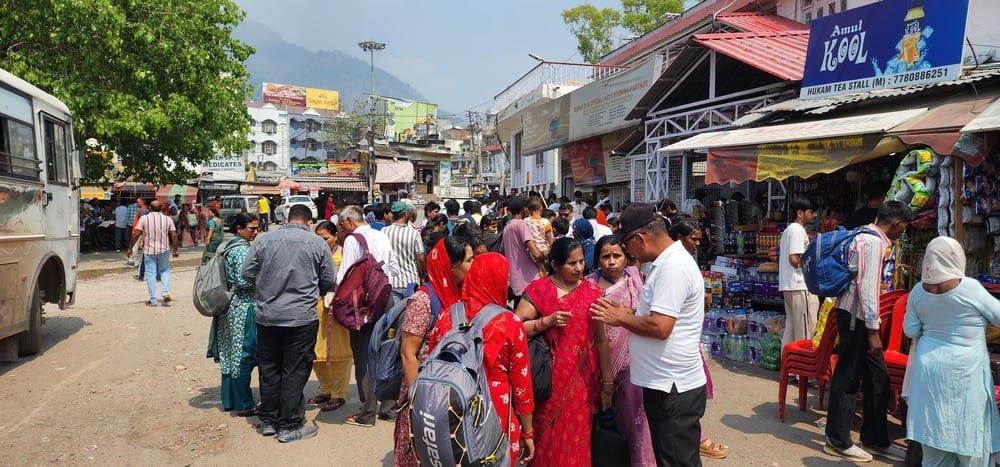 भवन की ओर बढ़ते श्रद्धालु।