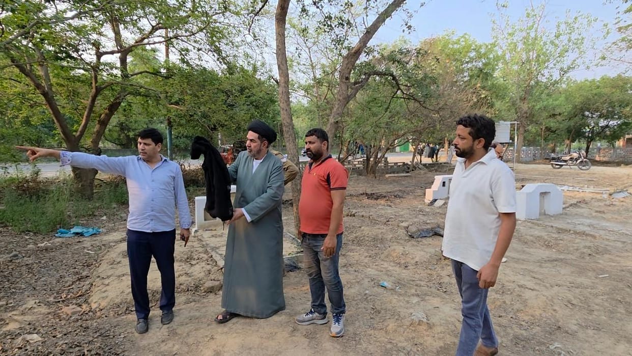 Shia religious leader inspected Shia Waqf cemetery