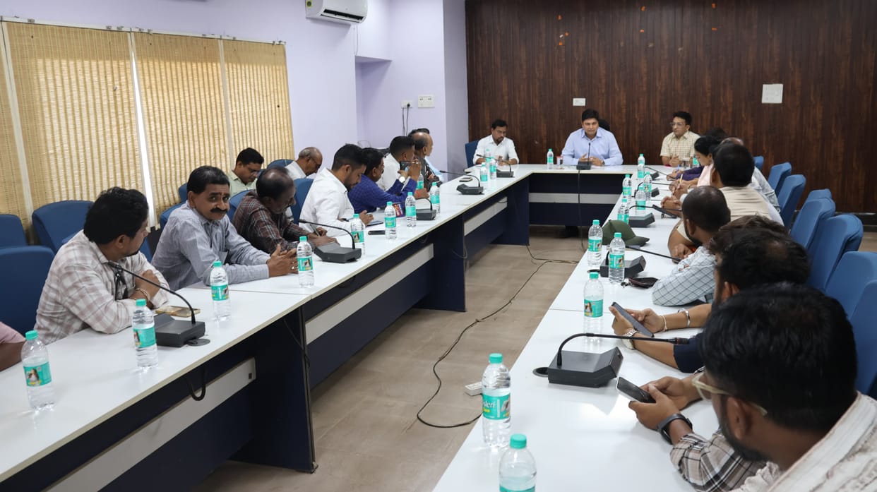 Collector Vishwadeep gave information regarding basic facilities in Bijapur