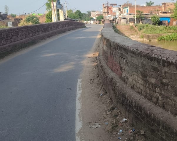 The broken security wall of the Big Canal Bridge was repaired.