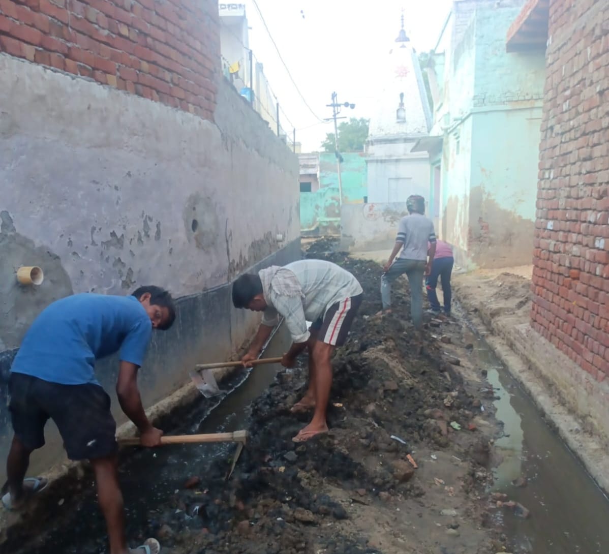 The administration reached Basera-Bhadiyar and Bahrawad to make them ideal villages
