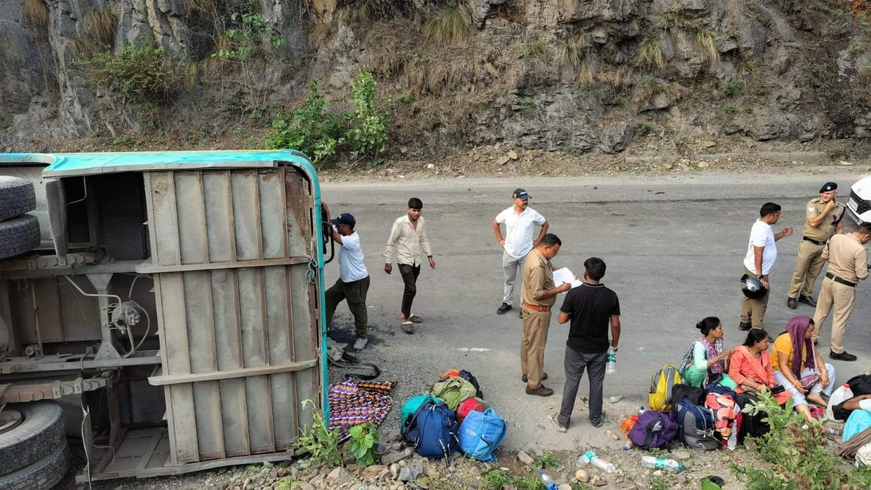 Pilgrim bus overturns near Shivpuri, nine injured