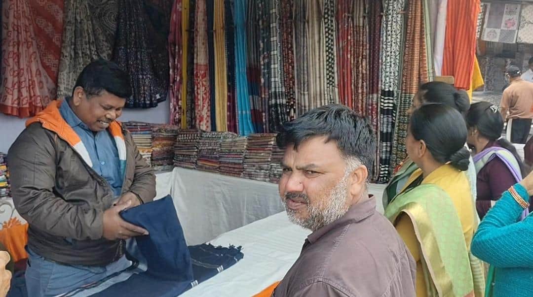 चंपावत के गोरलचौड़ मैदान में चल रहे गोल्ज्यू महोत्सव में दुकान में साड़ियां लेते लोग। संवाद