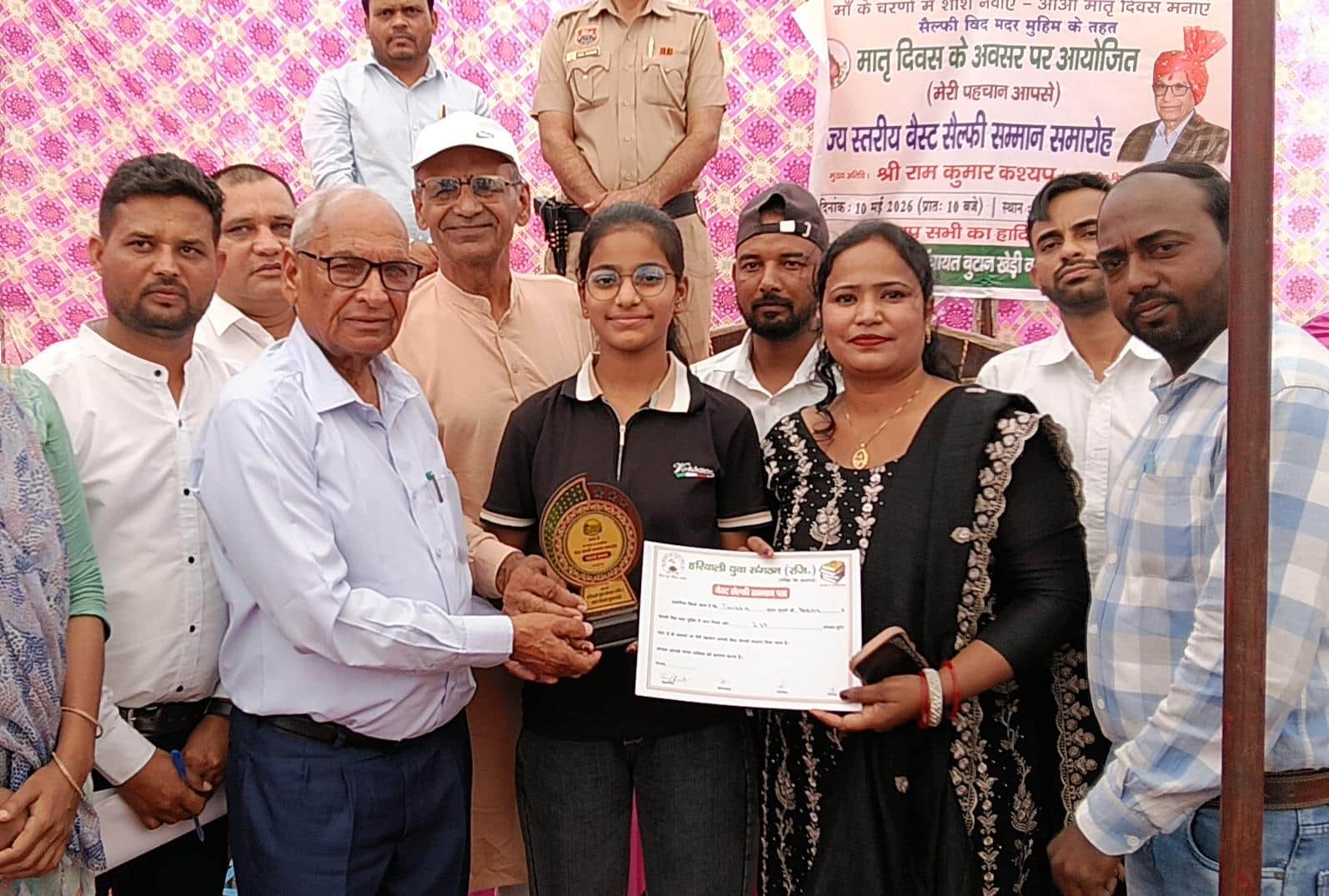 छात्रा को सम्मानित करते विधायक राम कुमार कश्यप। स्वयं