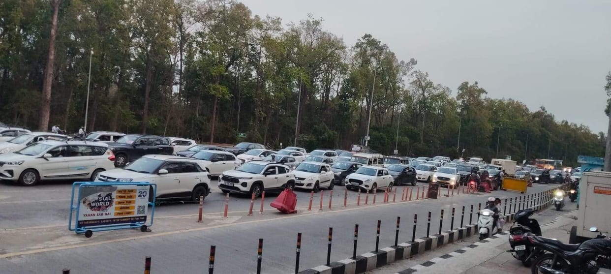 Vehicles kept crawling from Lachhiwala toll to Doiwala