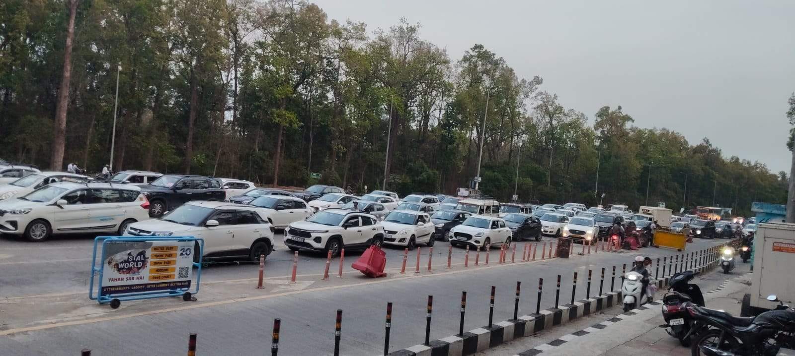 डोईवाला टोल प्लाजा पर वाहनों का लगा लंबा जाम। संवाद