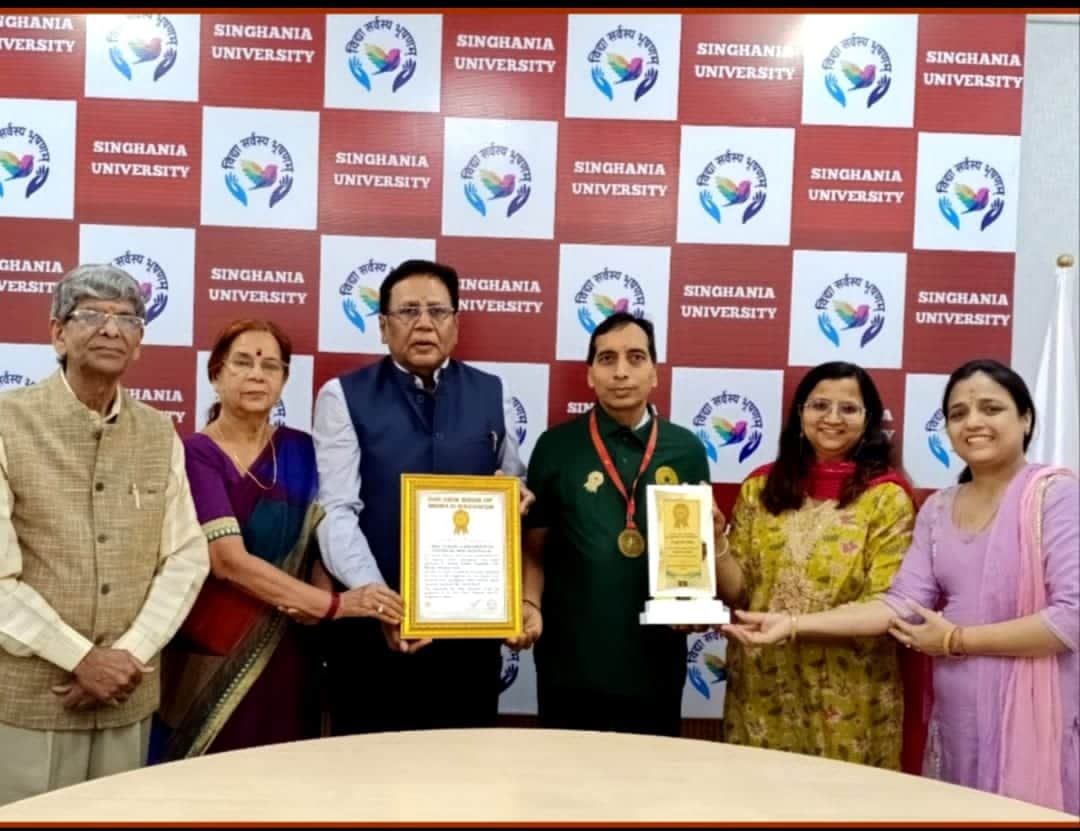 फोटो 1शोधार्थी मुकुट अग्रवाल को सम्मानित करते विश्वविद्यालय के कुलपति डॉ. मनोज कुमार व अन्य।स