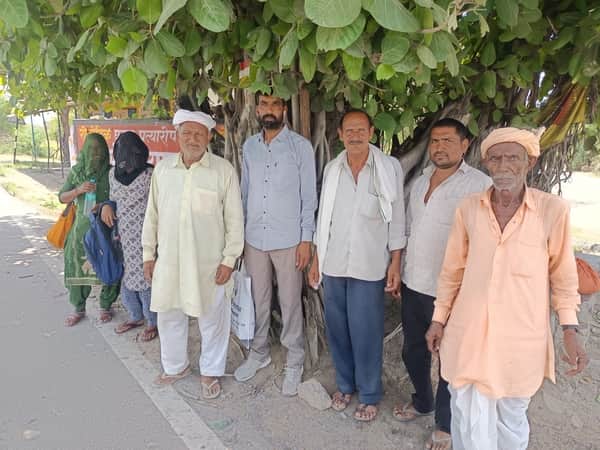 फोटो 2बायल रोड पर पेड़ो के नीचे खड़े रहकर बस का इंतजार करते यात्री।संवाद