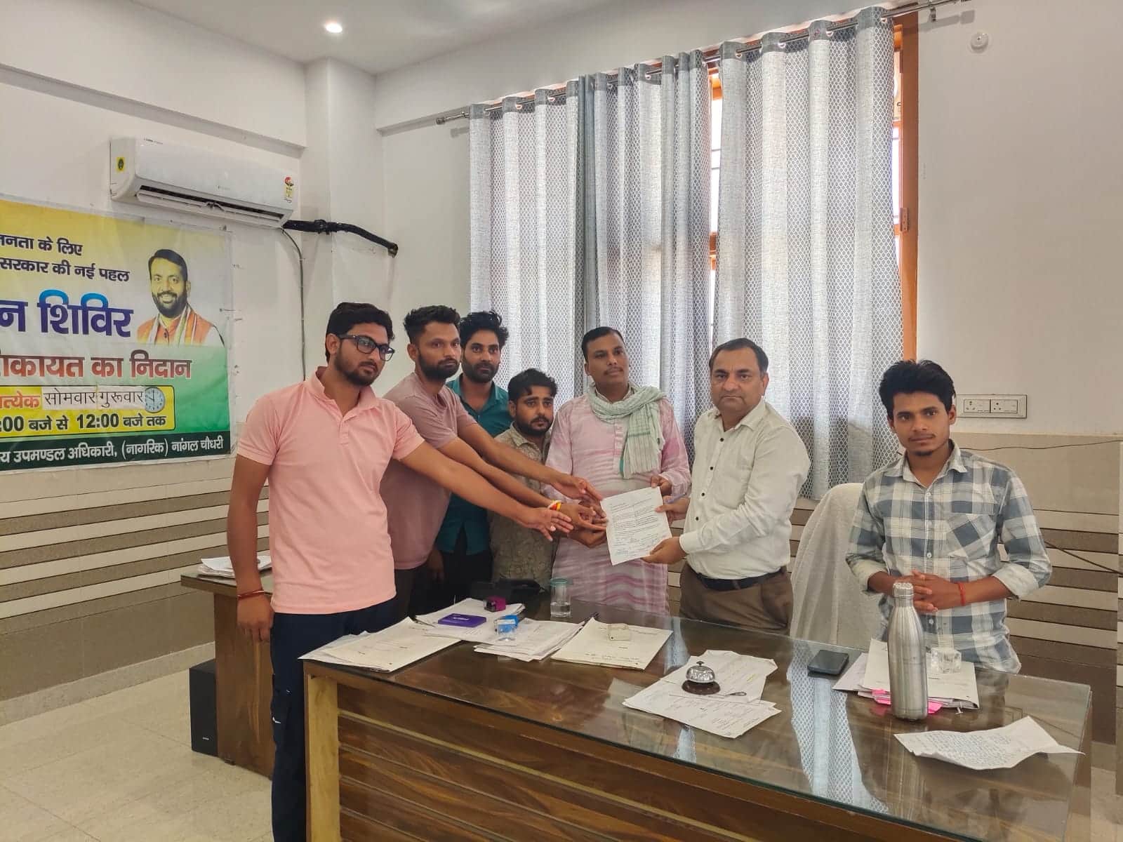 फोटो 27नांगल चौधरी एसडीएम उदय सिंह को ज्ञापन सौंपते हुए वार्डवासी।संवाद