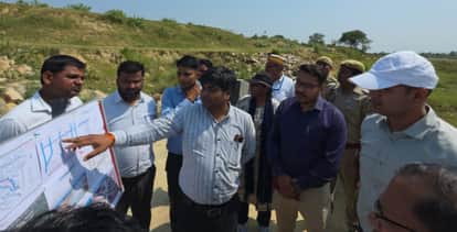DM arrived to inspect the canal system before the Kharif season
