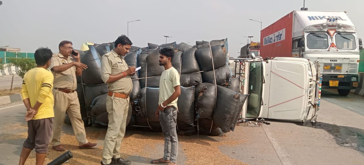 A pickup loaded with straw overturned on the Aung Overbridge, causing a traffic jam for half an hour.
