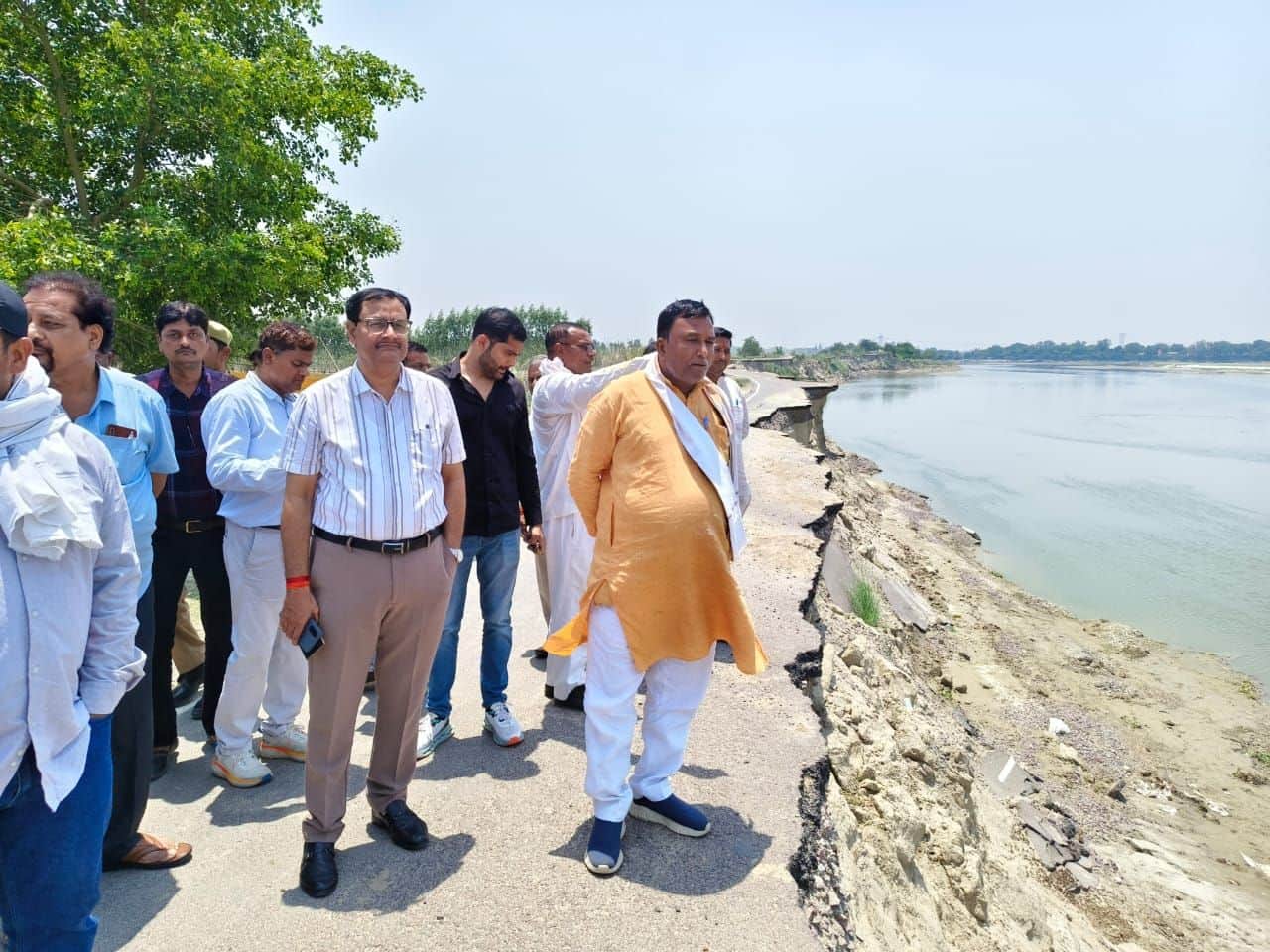 फोटो-9-हिंदूपुर में गंगा नदी के पास निरीक्षण करते विधायक, एसडीएम व अधिकारी। संवाद