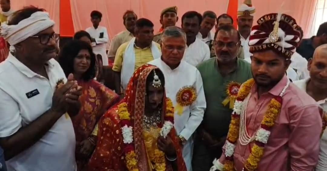 फोटो न- 10 सीकेटीपी 37 कार्यक्रम में वर-वधू का आर्शीवाद देते राज्यमंत्री व अन्य। संवाद