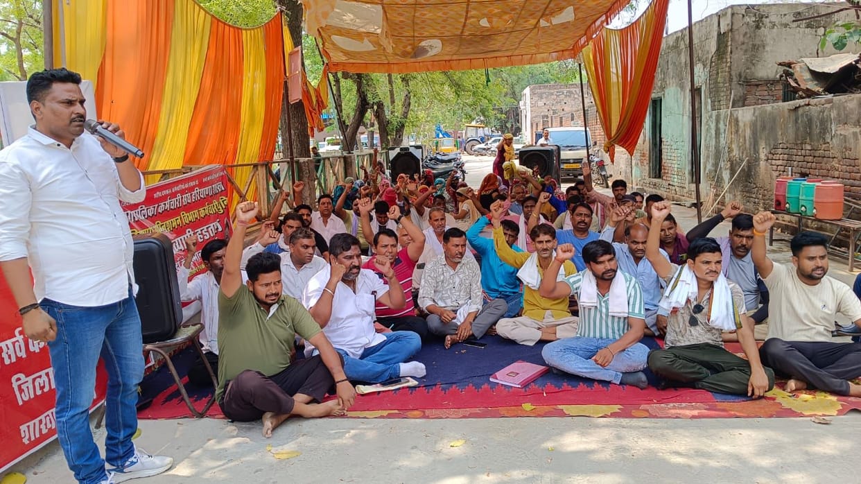Employees Accuse Government of Neglect