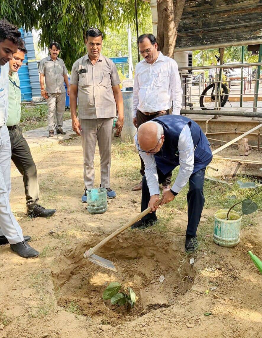 फोटो संख्या:65 हकेंवि में पौधरोपण करते कुलपति प्रो. टंकेश्वर कुमार व अन्य। विज्ञप्ति