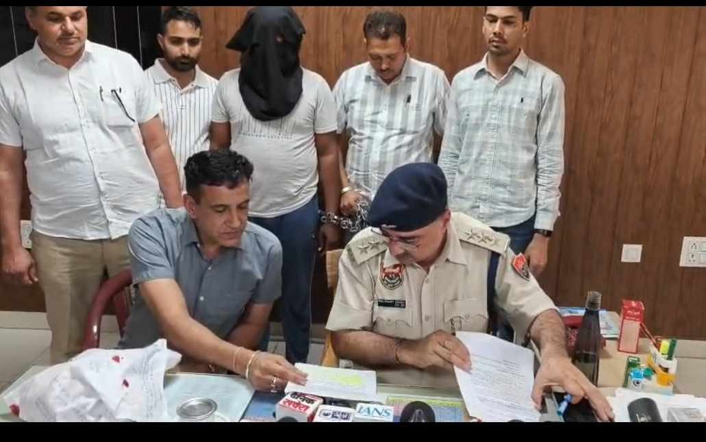 One and a half kg heroin recovered from a house under construction, smuggler arrested